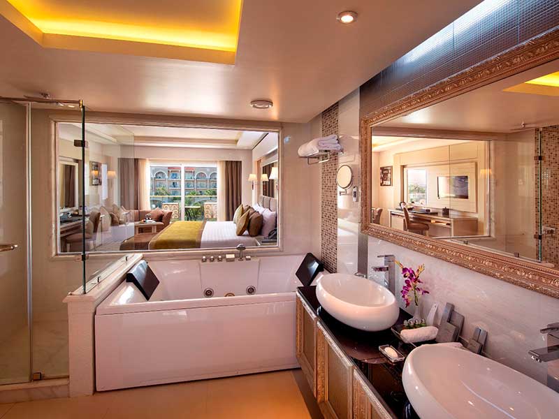 Jacuzzi Deluxe Junior Suite Side Sea & Pool View